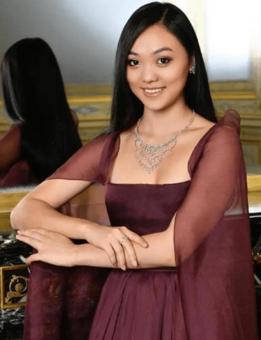 超越|李连杰女儿衣品不错，长相气质都不差，但感觉还是没超越妈妈利智