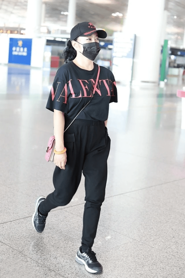 运动鞋|刘晓庆真“不服老”,年近七十依旧很敢穿,造型效果也令人称赞