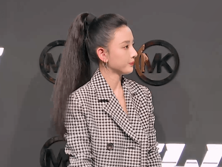 吊带|时尚红毯争艳：高圆圆露背吊带，宋祖儿高马尾，王菲菲高开叉豹纹
