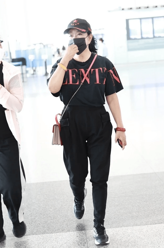 运动鞋|刘晓庆真“不服老”,年近七十依旧很敢穿,造型效果也令人称赞