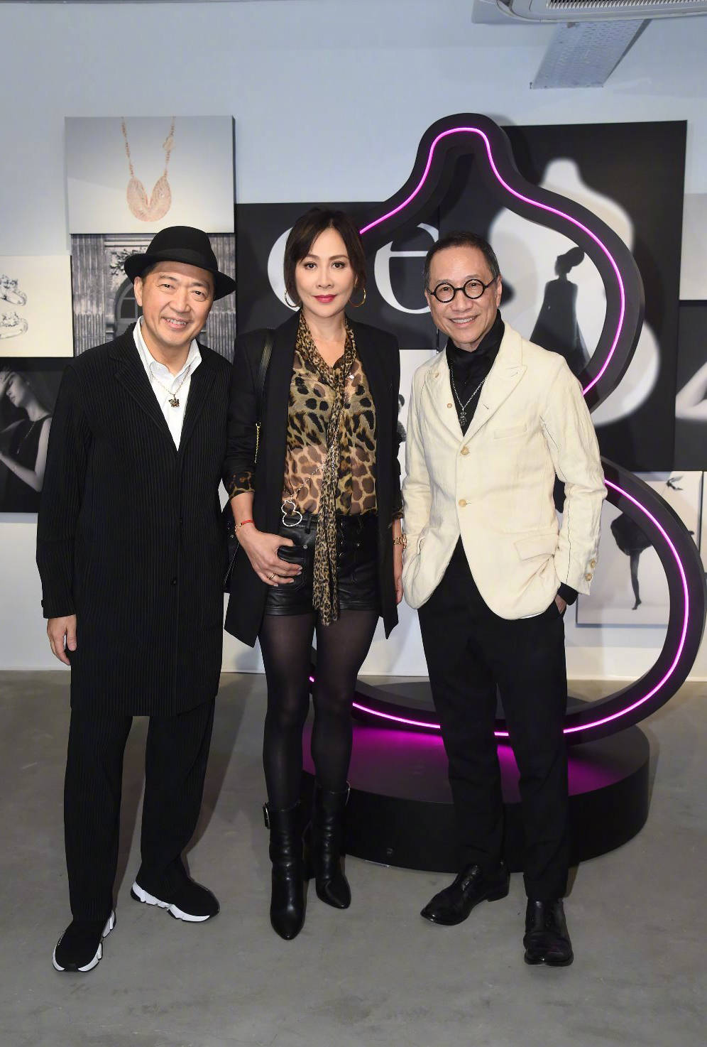 华而|刘嘉玲的豹纹造型太犯规！54岁还敢穿皮短裤，混搭丝袜意外很女王