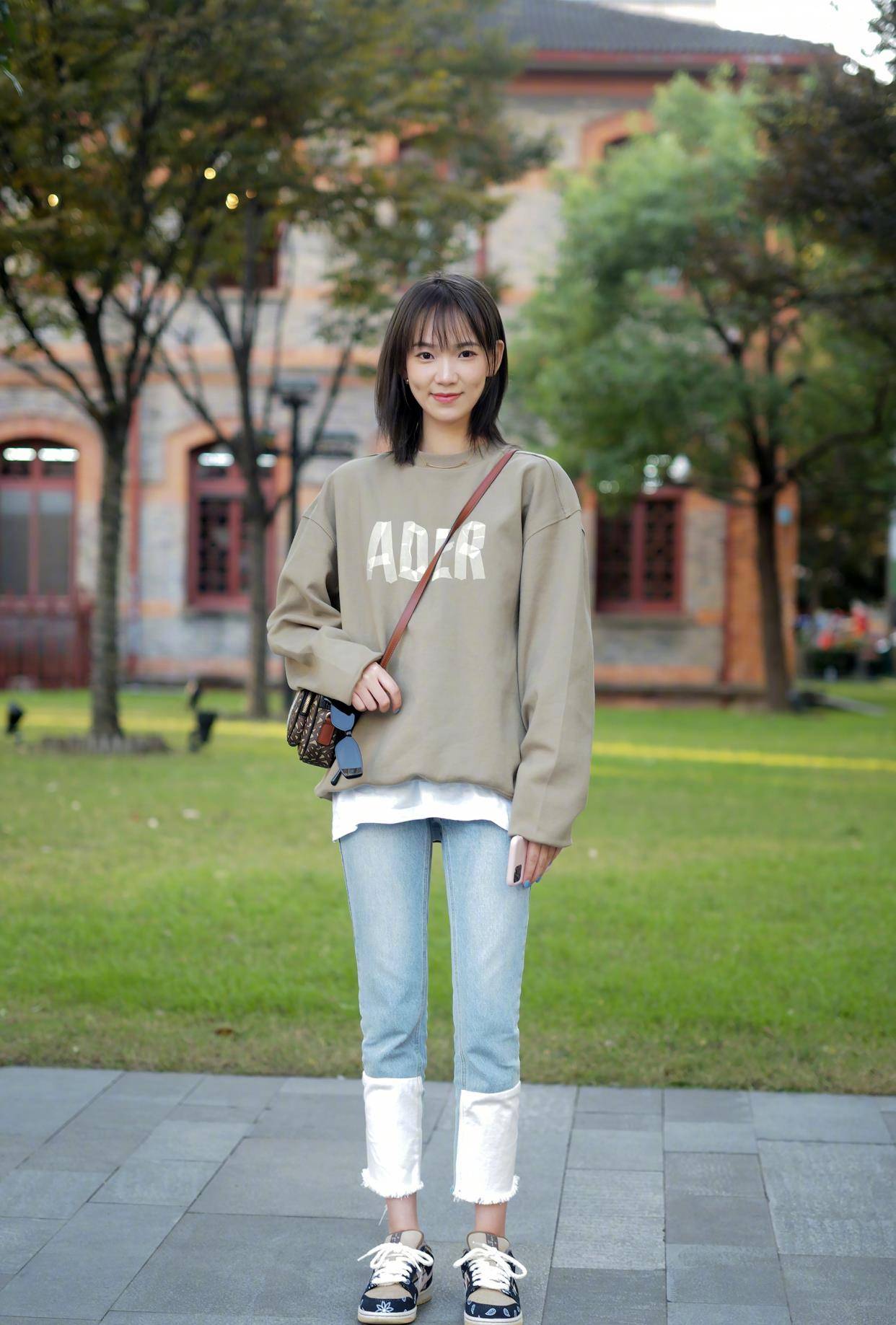 个性|卫衣下面不一定配直筒裤,学习下面这样来穿,时髦显高又显瘦