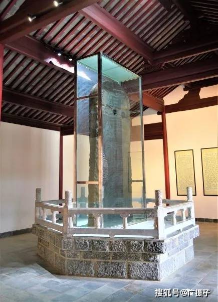 【《爨龙颜碑》】