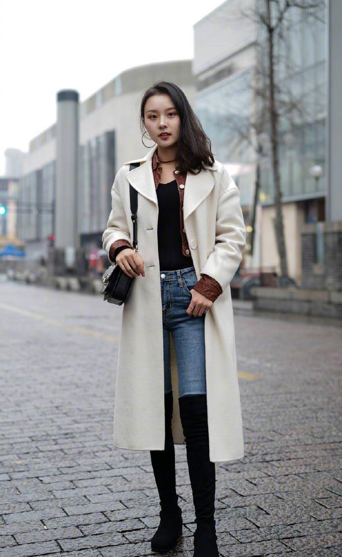 颜色|女人再懒也别总穿短靴出门，今年流行穿这双“靴子”，时髦显腿细