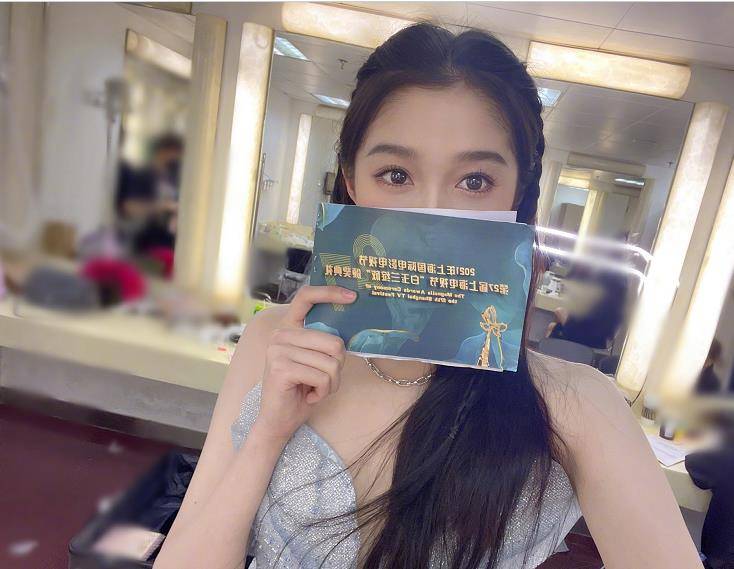 才艺|关晓彤:不拼演技拼才艺,白玉兰奖晚会上大秀主持唱歌舞蹈基本功