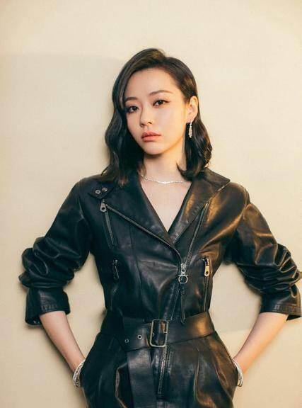设计|张靓颖这一身有点意思，一半像去夜店一半像去上班，意外时髦好看