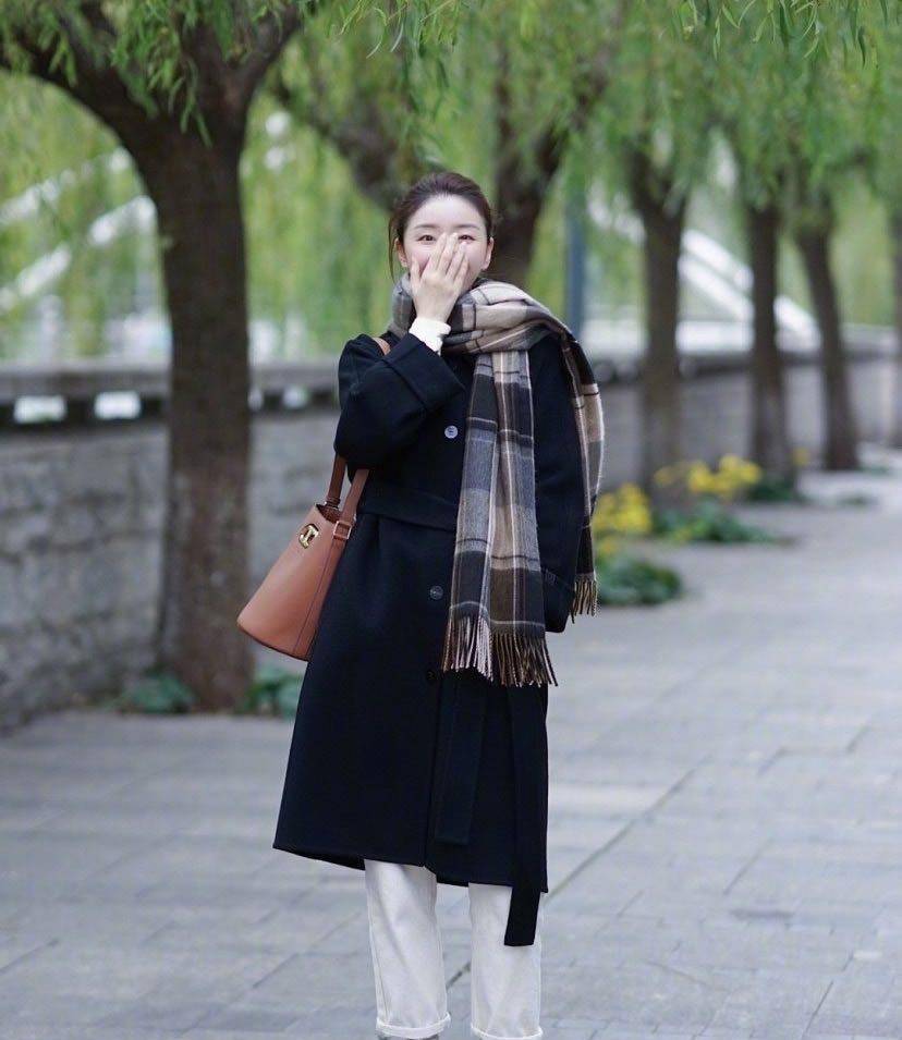 米色|过年穿什么时髦还体面？尝试这2样改变，提升整体穿搭形象力