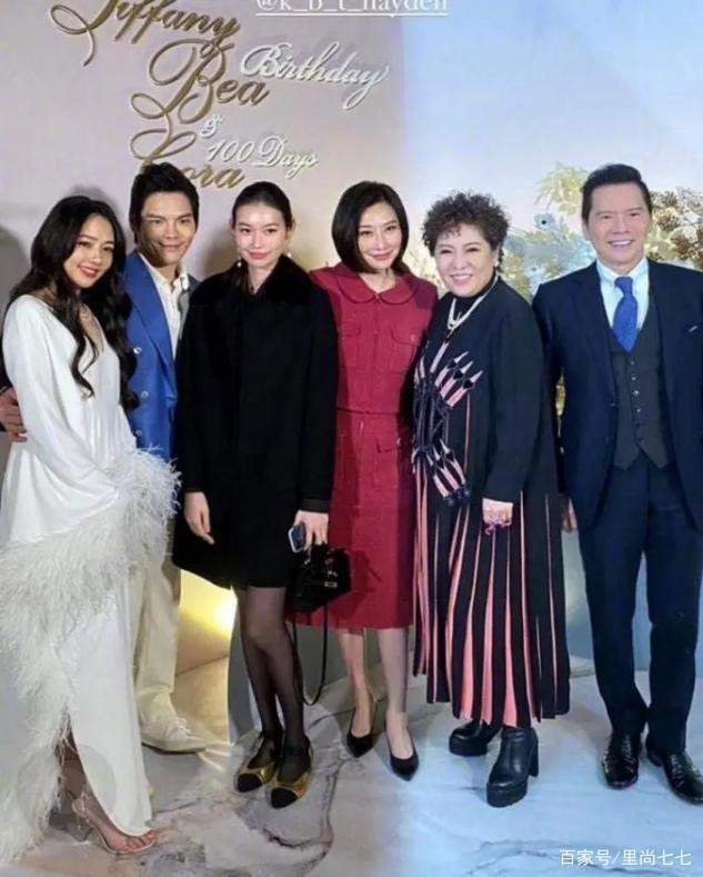 郭碧婷|郭碧婷产后穿衣保守，穿吊带还要内搭高领毛衣，勒出拜拜肉太真实