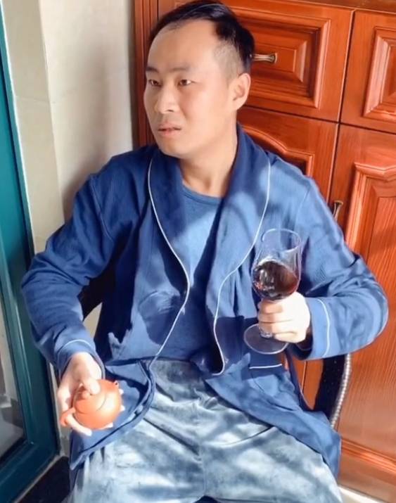 原创小马哥天天表演被老婆挨打成百万网红网友头发都被打秃了