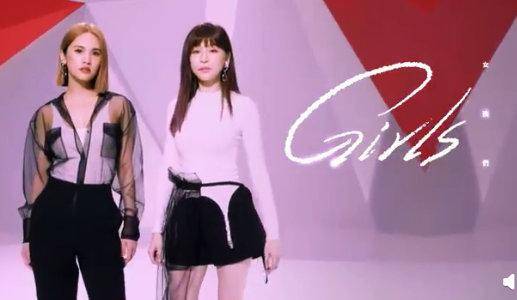 黑色|王心凌和杨丞琳同台，都穿黑白配没有年龄差距，减龄漂亮