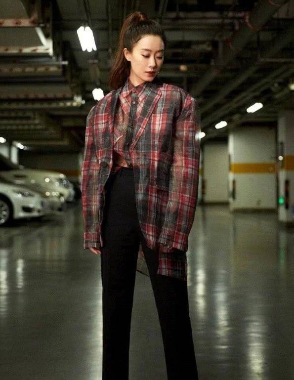 黑色|张小斐早春私服真好看，风衣+阔腿裤、毛衣+马丁靴，早春穿时髦