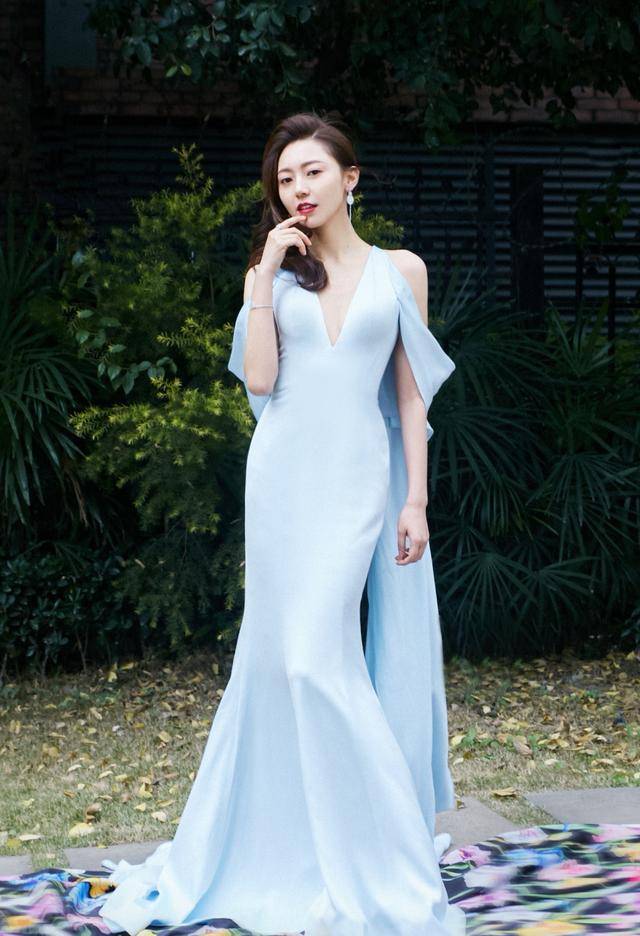 设计|黄梦莹真敢挑战，着粉色连衣裙大秀美背，脚踩“两根针”也能行