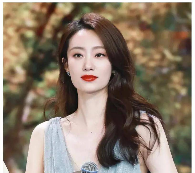 原创张小斐大器晚成的妈妈颜一夜爆火后为何选择消失