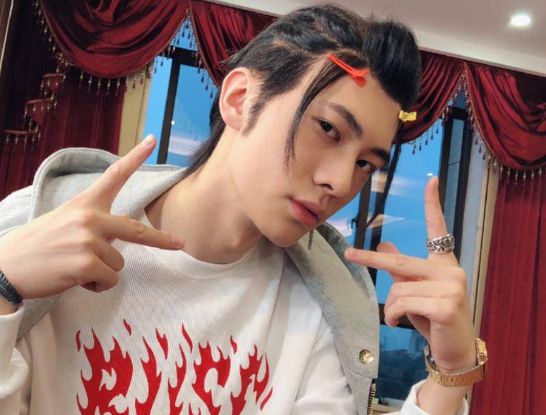 因为|梁森光头太吸睛，哪知“长发”模样火了，这颜值不当门面可惜了