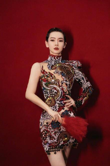 整体|张靓颖真是个“时髦精”，旗袍连体裤摩登洋气有气场，美得高调