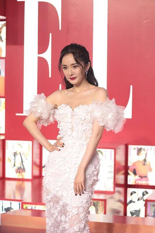粉色|杨幂手拿“温柔纸”，看穿搭确实挺温柔，穿淡粉色礼服，温柔优雅