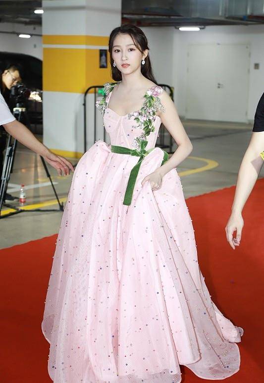 粉色|关晓彤和外国明星合照，生图看着也像精修图，穿搭粉嫩却很贵气