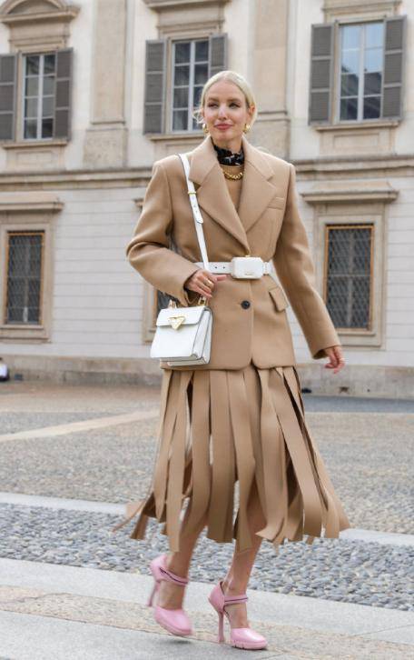 小白|辛芷蕾衣服品味在线,浅绿色西服搭配长裤走机场,高级干练