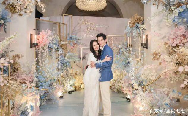 郭碧婷|郭碧婷产后穿衣保守，穿吊带还要内搭高领毛衣，勒出拜拜肉太真实
