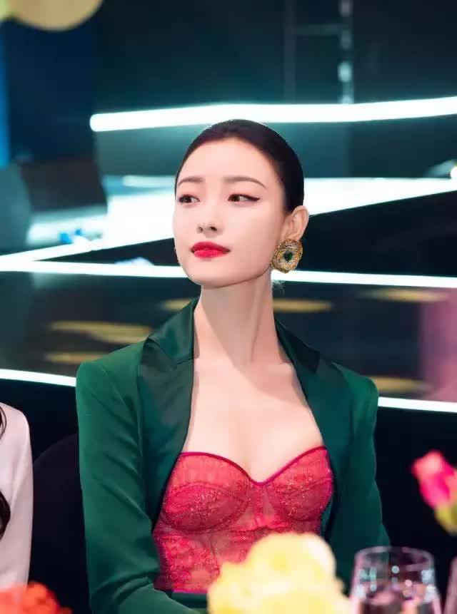 整体|金喜善真敢穿，挑战红配绿意外时髦，还染一头黄发配黑丝，超个性