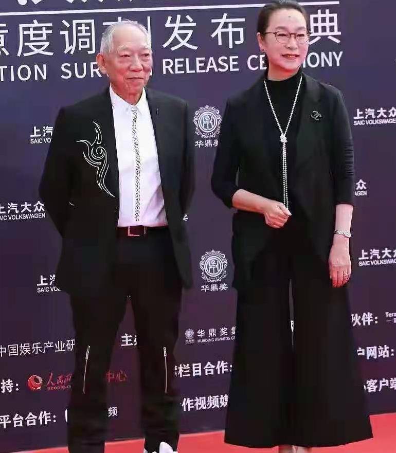 奚美娟|奚美娟老了柔和又时髦，把红色棉袄也穿得喜庆不俗，66岁气质惊艳