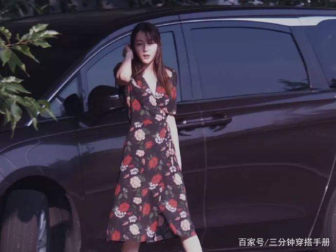 刘海|迪丽热巴太敢穿了吧！土俗配色+奶奶大花，真是有颜任性
