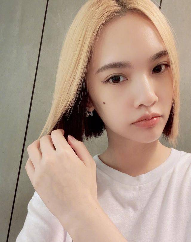 黑色|王心凌和杨丞琳同台，都穿黑白配没有年龄差距，减龄漂亮