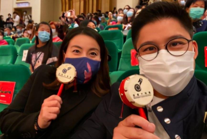 都成|霍启刚郭晶晶提前过中秋,甜蜜挽手看音乐会,女方穿裙装气质优雅