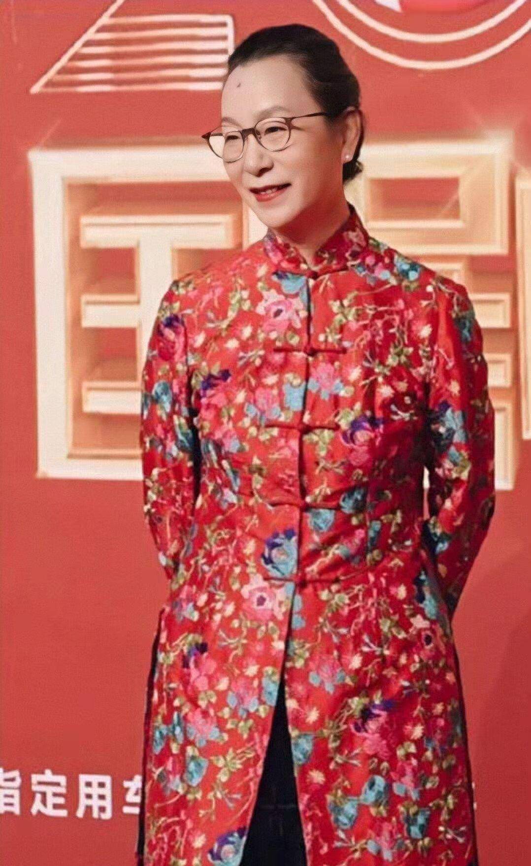奚美娟|奚美娟老了柔和又时髦，把红色棉袄也穿得喜庆不俗，66岁气质惊艳