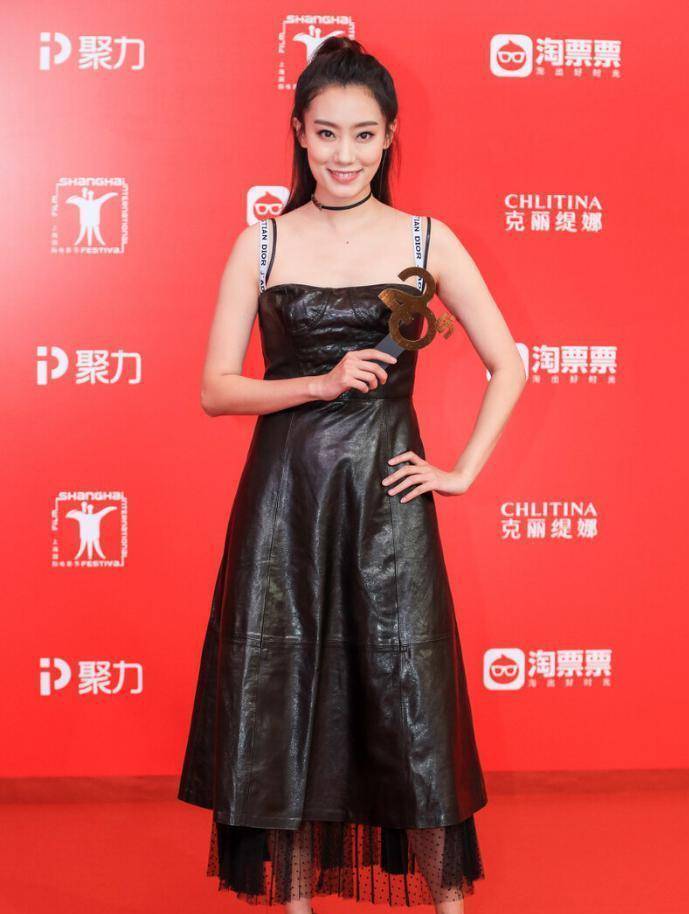 黑色|张小斐真的太懂时尚，穿黑色皮质吊带连衣裙优雅时髦，女神范十足