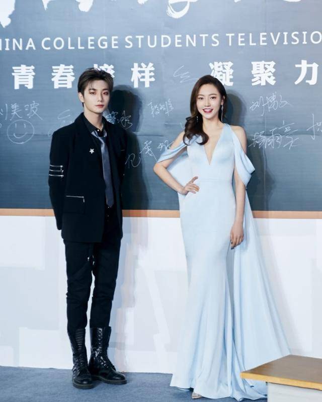 设计|黄梦莹真敢挑战，着粉色连衣裙大秀美背，脚踩“两根针”也能行