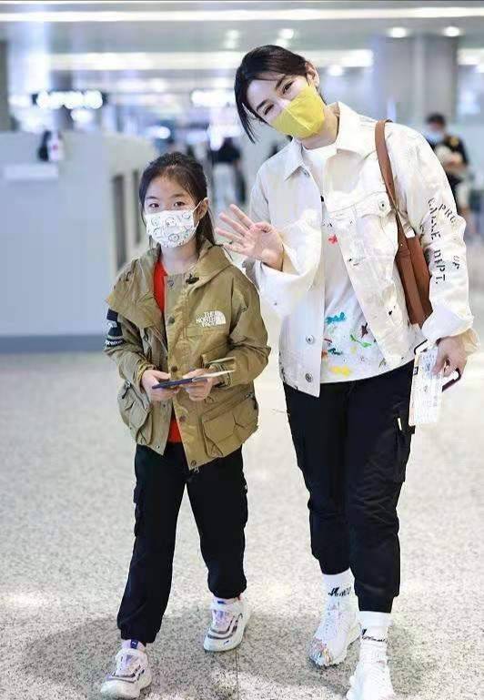 黄奕和|黄奕携女走机场，她打扮精致容光焕发，8岁女儿穿着随意显成熟
