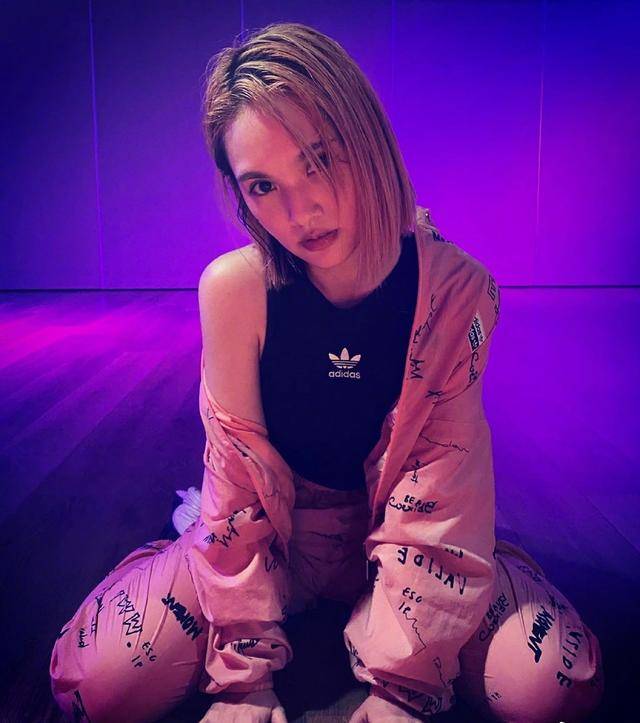 黑色|王心凌和杨丞琳同台，都穿黑白配没有年龄差距，减龄漂亮