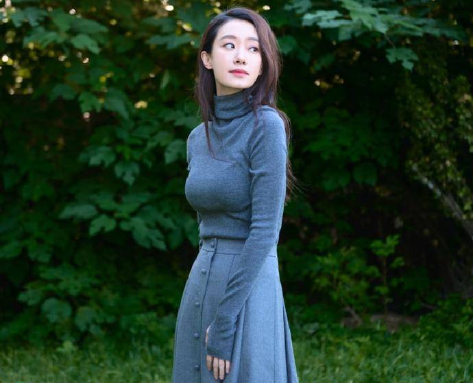 亲姐姐|张小斐打卡“网红景点”，穿白色短袖松松垮垮，目测至少瘦了10斤