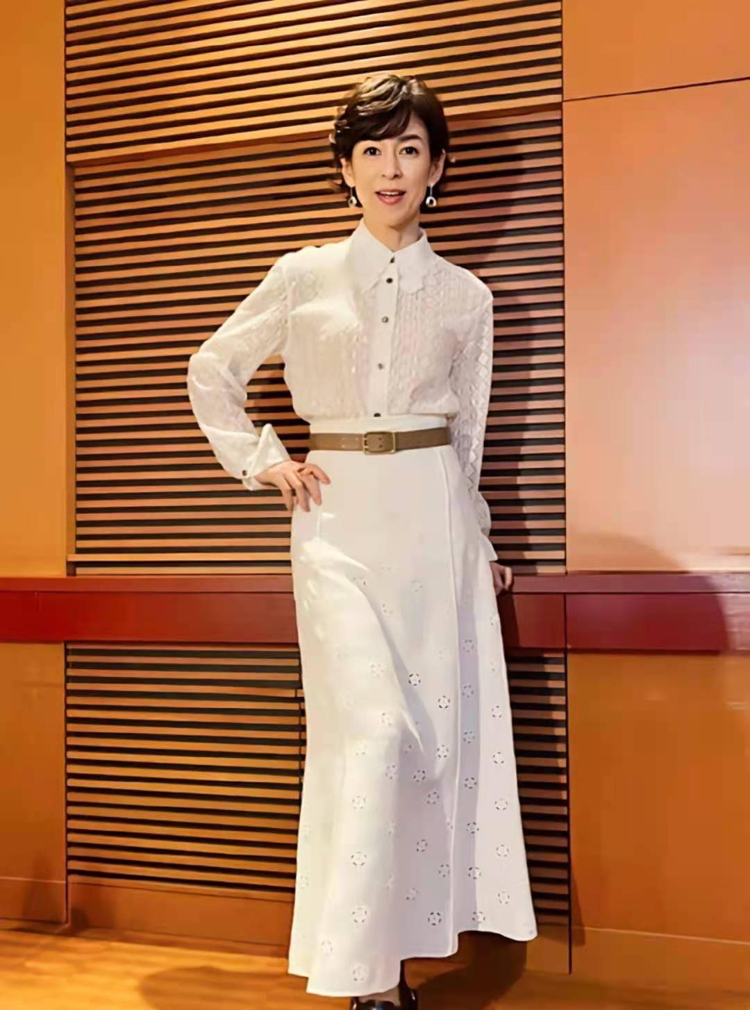 大气|女人一过50岁，穿衣尽量别太“艳”，想时髦又大气，这三款适合