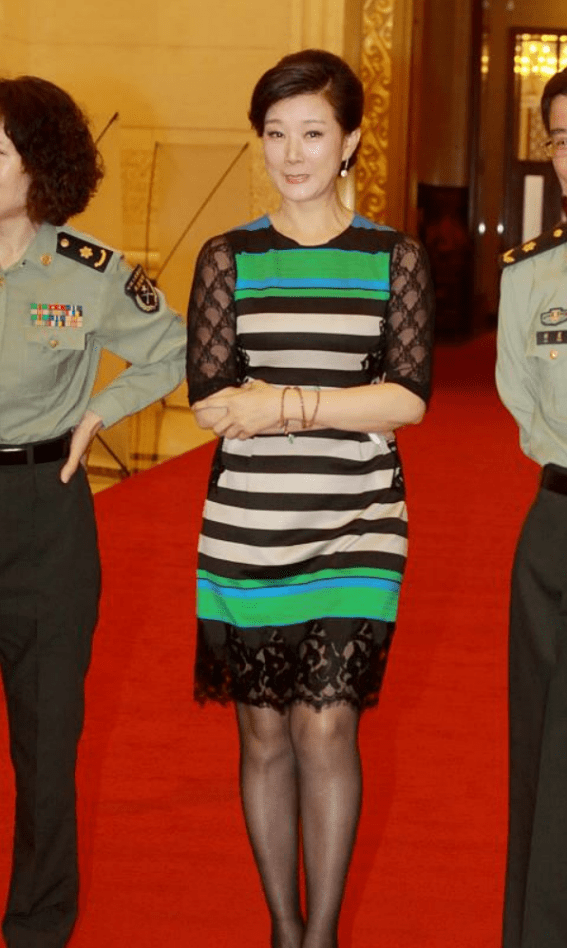 黑色|虽然宋祖英的年纪有点大,但看脸就像30岁一样,穿撞色服装太嫩了