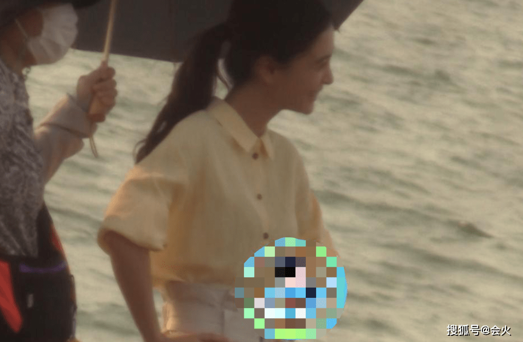 过程|杨颖打扮潮流走机场，全程低头险撞柱子上，腿部纤细靴子装不满