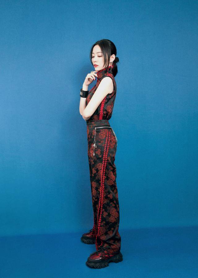 整体|张靓颖真是个“时髦精”，旗袍连体裤摩登洋气有气场，美得高调