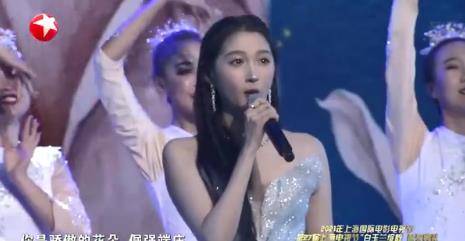 才艺|关晓彤:不拼演技拼才艺,白玉兰奖晚会上大秀主持唱歌舞蹈基本功