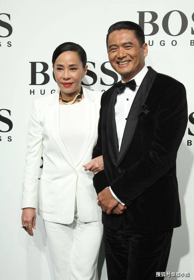 黑色|周润发和陈荟莲携手亮相，穿黑色西装+暗红色礼服，夫妻默契满分