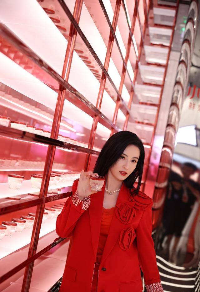 廓形|张柏芝：西服套装，西装短裤与内搭演绎“热情拟火”，气质依旧！