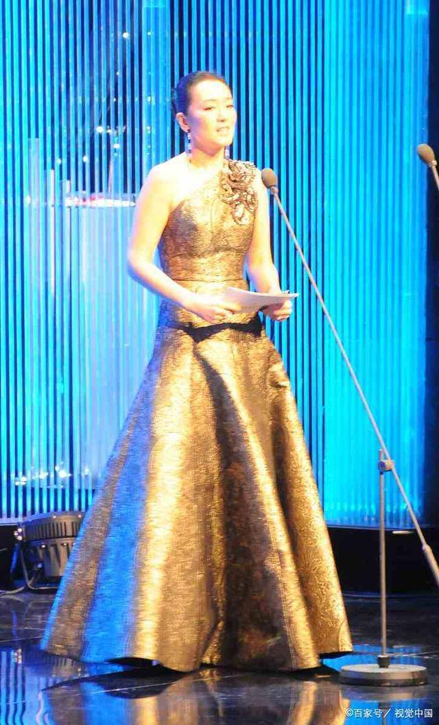 黑色|56岁巩俐气质更强,穿白色吊带裙自信优雅,身材发福也不影响美感