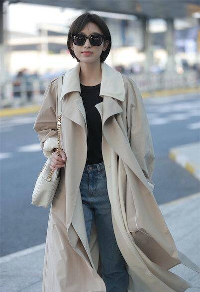 风也|波波头搭配风衣，牛仔裤走机场穿出高级感！