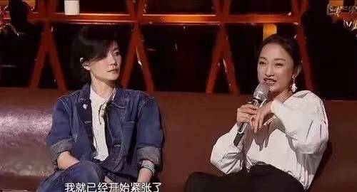 设计|52岁王菲终于再出山！参加中秋电影音乐会，穿白衬衣造型好高级