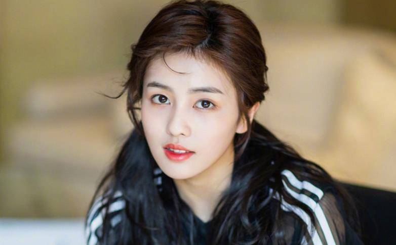 演技|出道即女主，白鹿的“爆火”路上，这部播配角戏才是重要