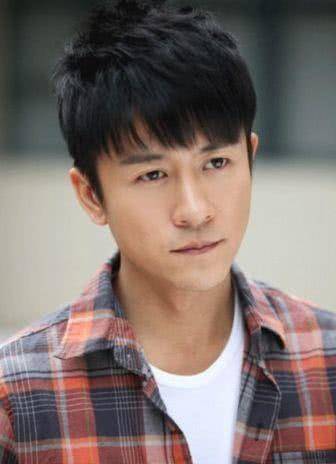 名字|亲妈干妈都是导演，捧他17年都没红，今38岁改名被张嘉译带火