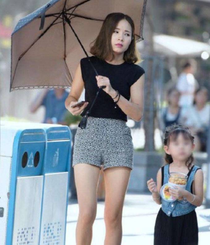 因为 95后宝妈接娃穿着“时尚”，孩子却被同学嘲笑：你妈穿的啥？