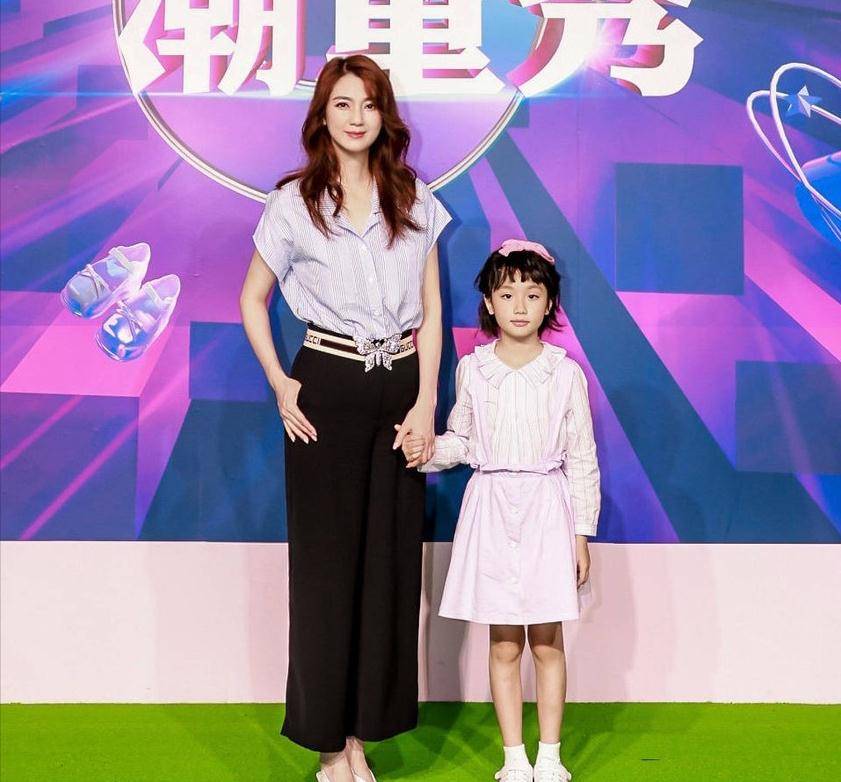 服装|洪欣罕见与女儿同框，女儿颜值超高不随妈，贵族气质太亮眼