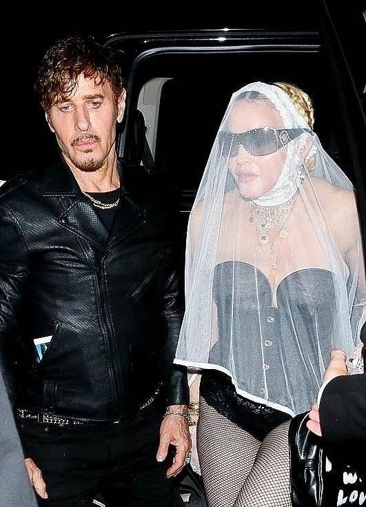 麦当娜|63岁麦当娜没把自己当老人,抹胸连体裤配渔网袜,头戴白纱好神秘