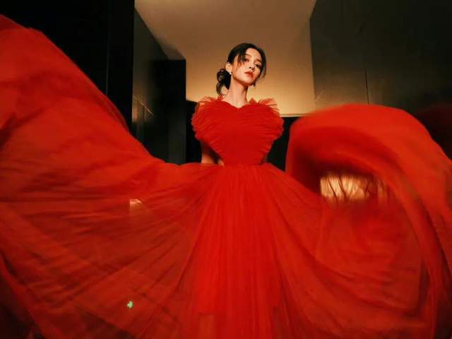 北影节红毯造型：杨颖红裙绝美，周冬雨背着蝴蝶结，邱天全场最佳